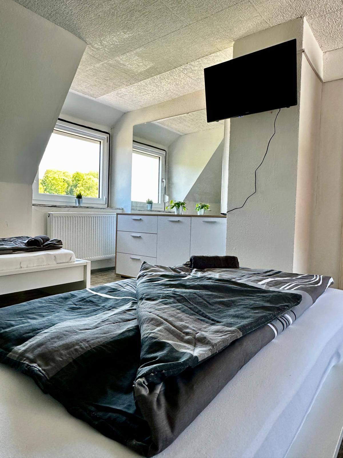 Frühstückspension: 2. Zimmer mit 3 Betten und TV - Zentral gelegenes Wohlfühl-Apartment – Ihr Zuhause auf Zeit