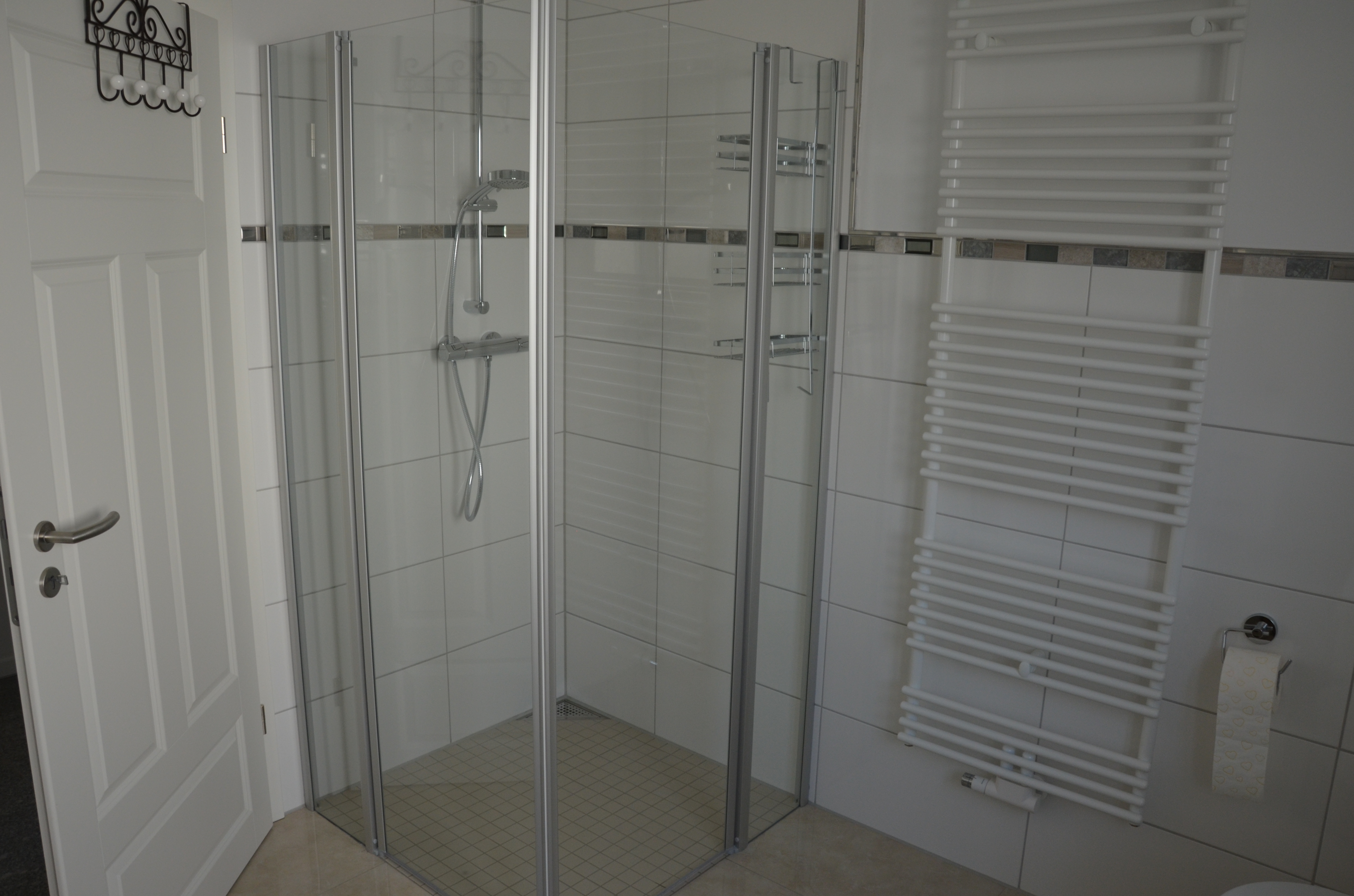 Pensionen - Thüringen - Bad mit Dusche und Wanne - Pension Saline