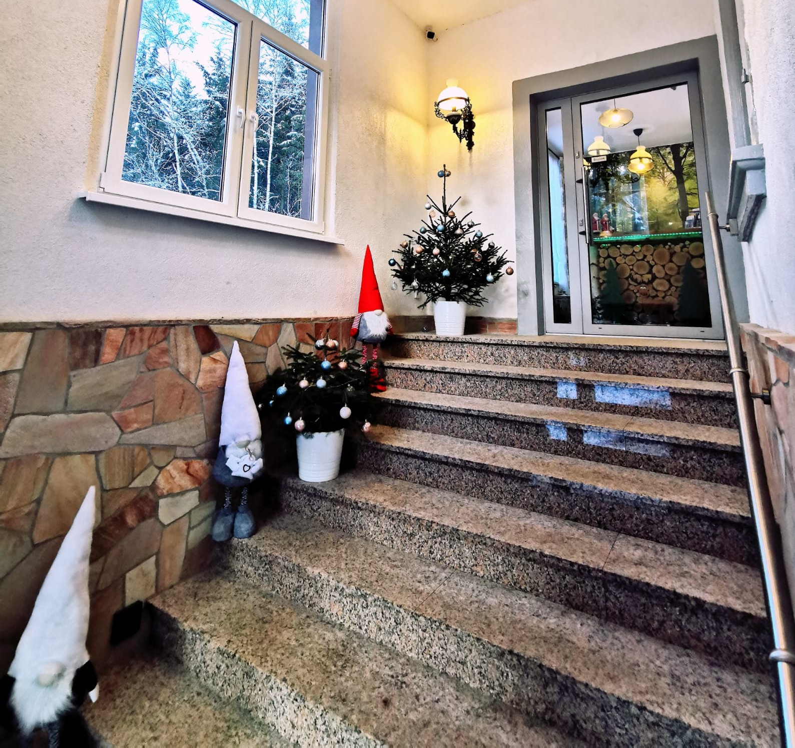 Frühstückspension: Eingang. Treppenhaus - Waldhaus Anna