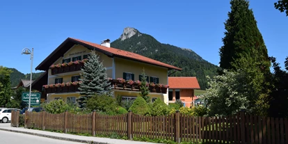 Pensionen - Art der Pension: Frühstückspension - Seewalchen am Attersee - Pension Salzburger Hof mit Schober im Hintergrund - Pension Salzburger Hof