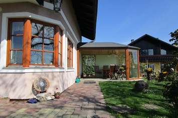 Frühstückspension: Blick Richtung Eingang, mit überdachter Terrasse, Windgeschützt. - Haus Sundl