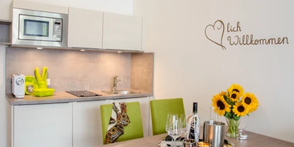 Pensionen - Parkplatz: kostenlos bei der Pension - Leogang - Appartement Frühlingstraum:
49m² für 2 bis 6 Personen
2 Schlafzimmer mit je einem Doppelbett (ein Schlafzimmer ist gut geeignet für ein zusätzliches Kinderbett)
1 Wohnküche mit bequemen Schlafsofa
Küchenzeile mit 2er Ceranfeld, Mikrowelle, Geschirrspüler, Kaffeemaschine, Kühlschrank
in allen Räumen TV und kostenloses WLAN
Badezimmer mit 2 Waschtischen und moderner Dusche
separate Toilette
Balkon nach Westen mit Blick zum Hochkönig - Aparthotel Bergtraum