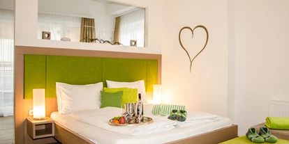 Pensionen - Parkplatz: kostenlos bei der Pension - Leogang - Suite Bergtraum 2
44m² für 2 bis 4 Personen
Ein-Raum-Appartement mit großem Doppelbett und angrenzender Badewanne, Dusche und Doppel-Waschtisch
Flat-TV und kostenloses WLAN
separate Toilette
Küchenzeile
Wohnraum mit bequemem Schlafsofa
Balkon nach Süden mit Blick zum Hochkönig - Aparthotel Bergtraum