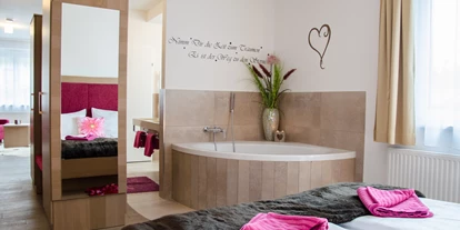 Pensionen - Parkplatz: kostenlos bei der Pension - Leogang - Suite Bergtraum 1
43m² für 2 bis 4 Personen
Ein-Raum-Appartement mit großem Doppelbett und angrenzender Doppelbadewanne
schwenkbarer Flat-TV, kostenloses WLAN
separate Dusche und WC
Küchenzeile
Wohnraum mit bequemem Schlafsofa
Balkon nach Osten mit Blick zum Paussenberg - Aparthotel Bergtraum