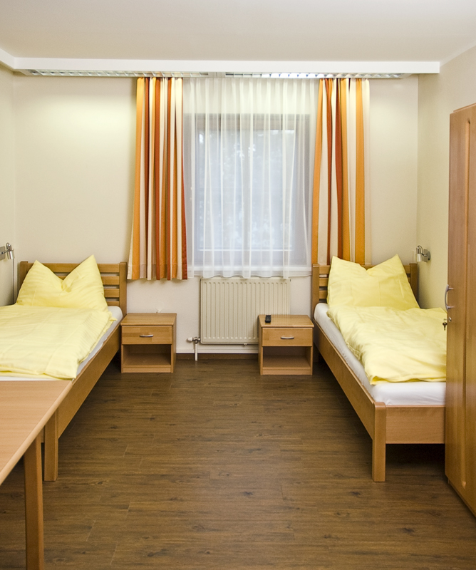 Frühstückspension: Pension "Zu Hause auf Zeit GmbH" + 5 Wohnungen + 1 Haus mit 5 Doppelzimmer