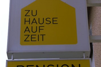 Frühstückspension: "Zu Hause auf Zeit GmbH" + 5 Wohnungen