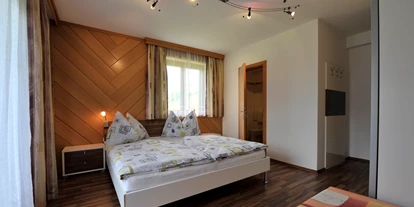 Pensionen - Parkplatz: kostenlos bei der Pension - Leogang - Schlafzimmer Wohnung "Talblick" - Bio-Bauernhof Reitmayrgut