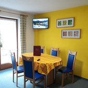 Frühstückspension - Wohnraum mit Küchenzeile - Apart Christina - Tarrenz/Imst