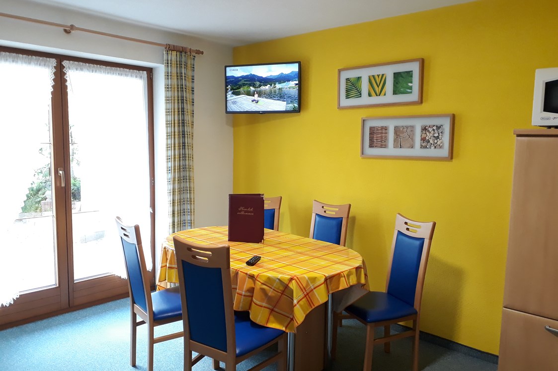 Frühstückspension: Wohnraum mit Küchenzeile - Apart Christina - Tarrenz/Imst
