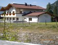 Frühstückspension: nebenan, fließt ein Bach, der perfekte Ort für einen ruhigen Urlaub - Ferienhaus Zillertal