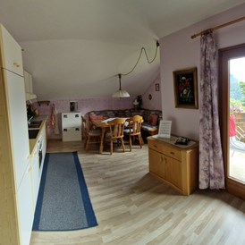 Frühstückspension: Essecke mit Küche und Balkon - Apart Haus Florian Imst Tirol