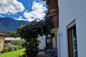 Frühstückspension: Terrasse mit Weinlaube - Apart Haus Florian Imst Tirol