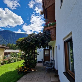 Frühstückspension: Terrasse mit Weinlaube - Apart Haus Florian Imst Tirol