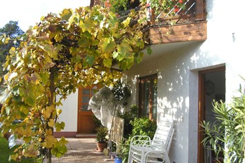 Frühstückspension: Herbstliche Weinlaube - Apart Haus Florian Imst Tirol
