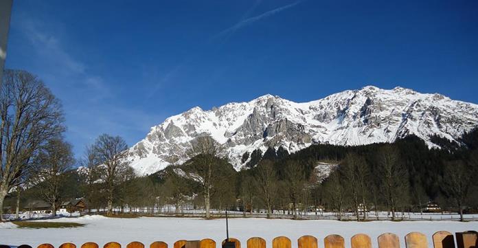 Frühstückspension: Ausblick von Wintergarten und Terrasse - Haus Alpenland