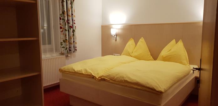 Frühstückspension: Schlafzimmer Ferienwohnung " Ramsau" - Haus Alpenland