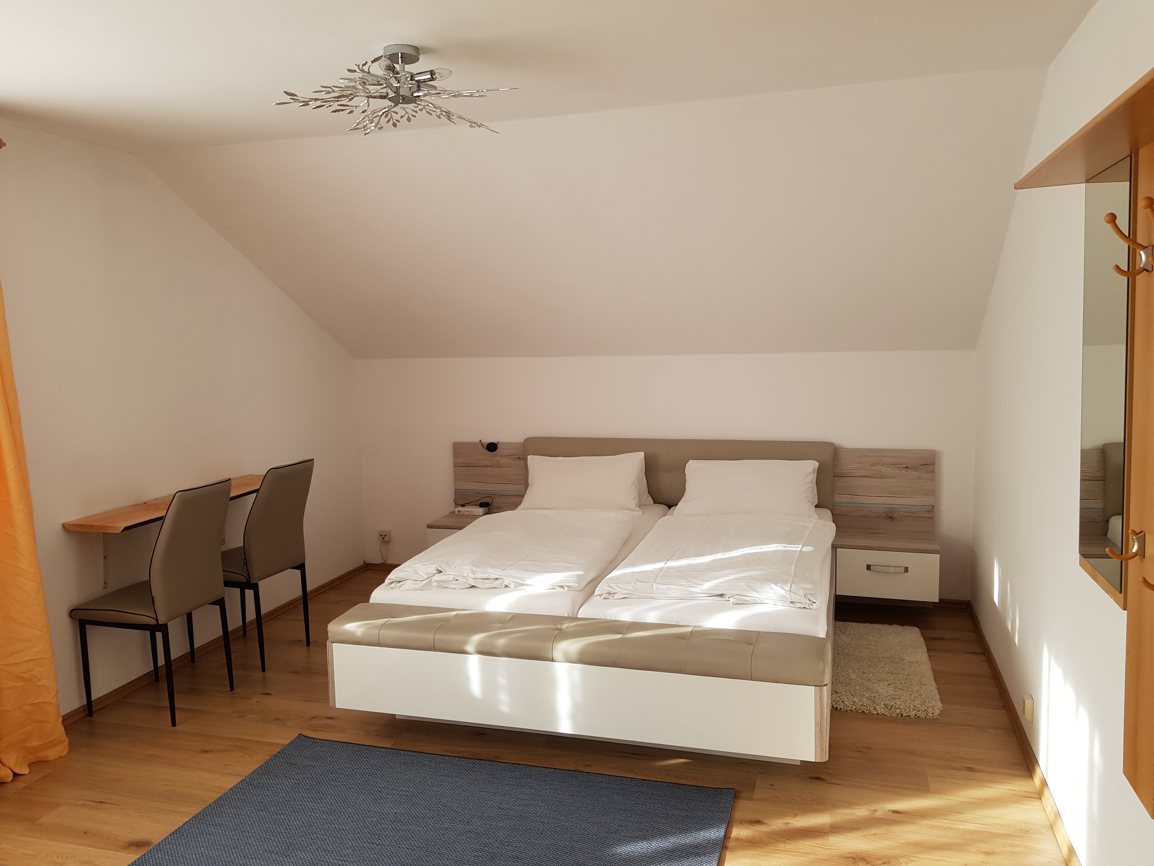 Pensionen - Parkplatz: kostenlos bei der Pension - Franken - Doppelzimmer/
Doppelzimmer zur Einzelnutzung - Pension Hofer