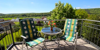 Pensionen - Parkplatz: kostenlos bei der Pension - Franken - Balkon " Panoramasuite " - Höchemer´s Feriendomizil