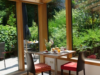 Frühstückspension: Frühstück im Wintergarten - Hotel Garni Christl