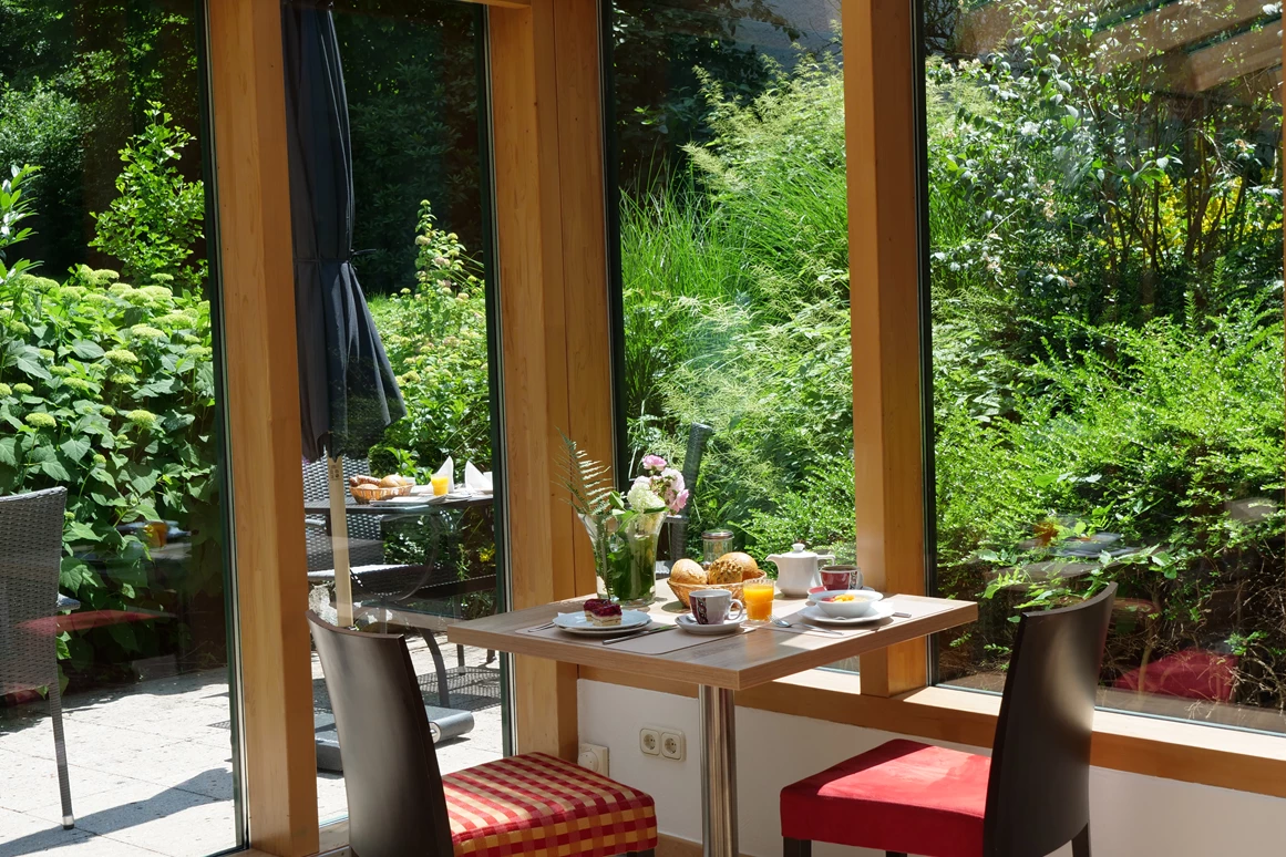 Frühstückspension: Frühstück im Wintergarten - Hotel Garni Christl