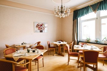 Frühstückspension: Frühstückszimmer mit Kühlschrank und Mikrowelle - Pension Münchner Kindl