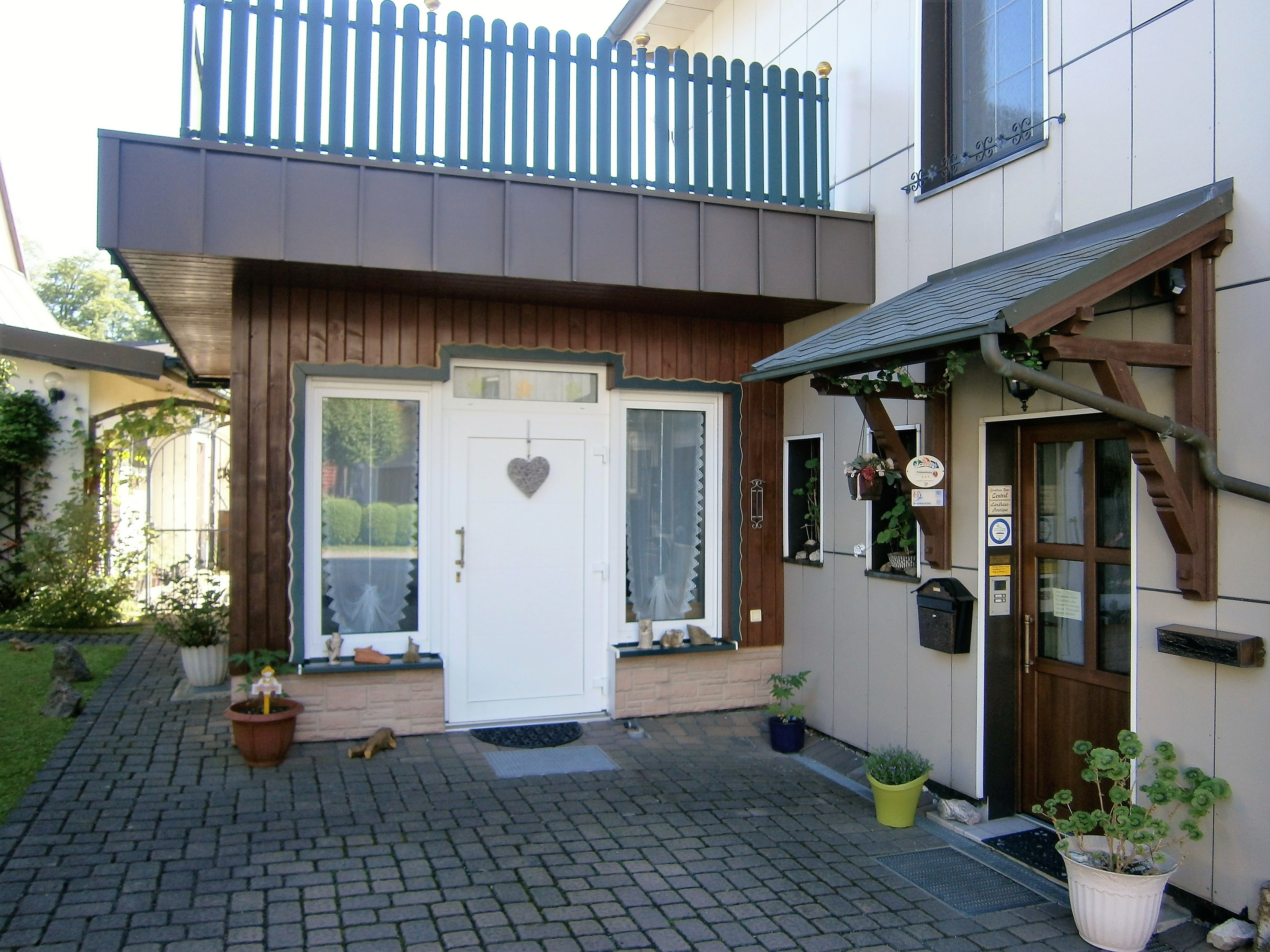 Pensionen - Parkplatz: kostenlos bei der Pension - Franken - Pension Central Hauseingang - Gästehaus Central