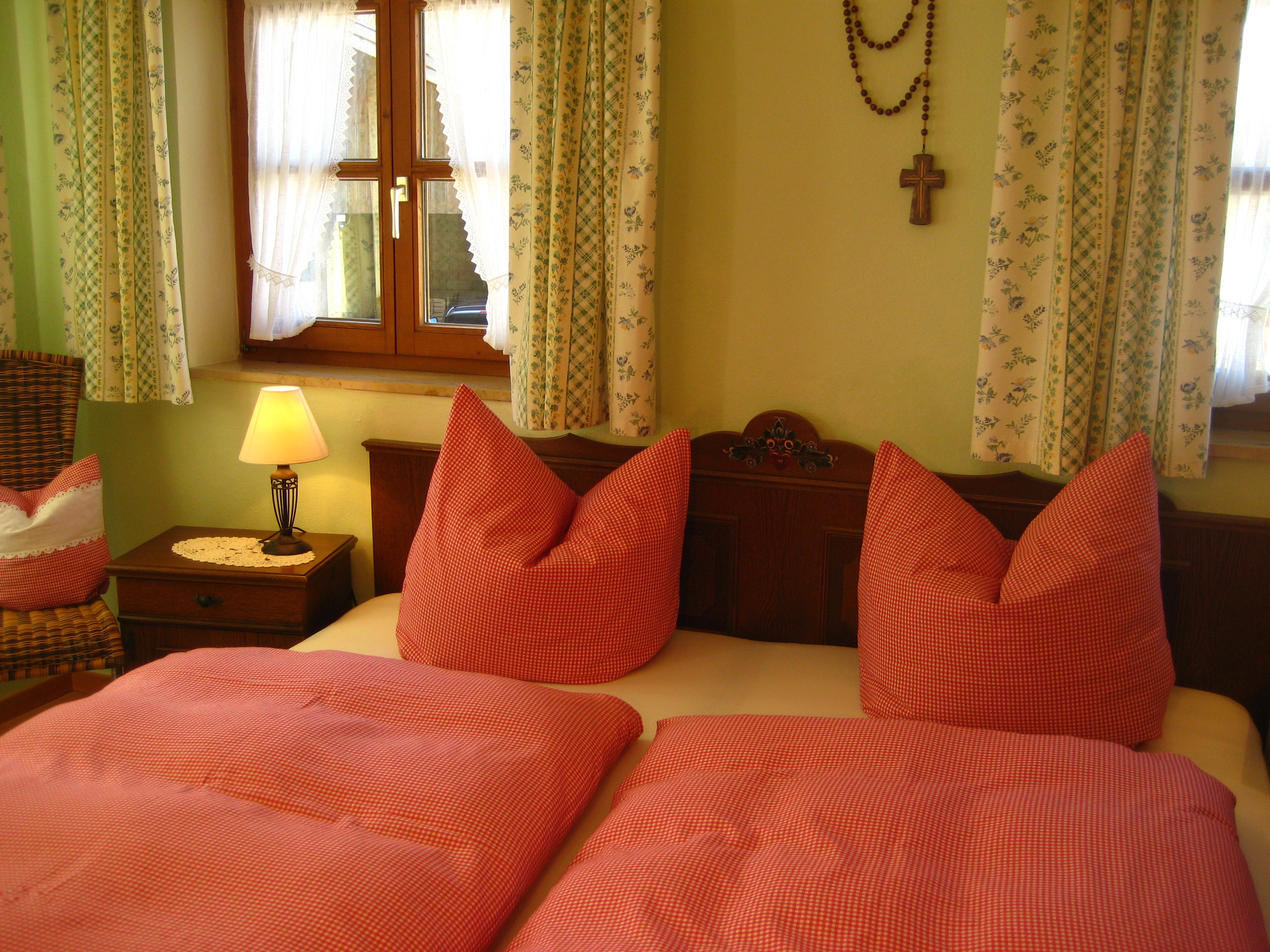 Pensionen - Region Chiemsee - Schlafzimmer Ferienwohnung Nr. 2 - Demelhof