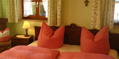 Pensionen - Region Chiemsee - Schlafzimmer Ferienwohnung Nr. 2 - Demelhof