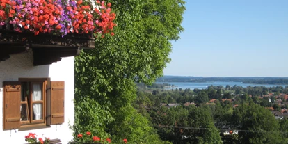 Pensionen - Region Chiemsee - Ausblick von der Hausbank auf den Chiemsee. - Demelhof