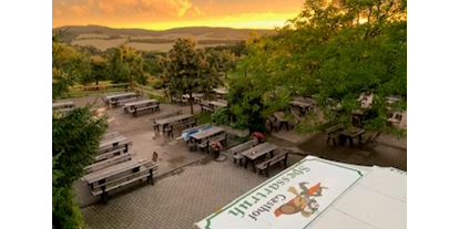 Pensionen - Parkplatz: kostenlos bei der Pension - Franken - Großer Biergarten mit schattigen Walnussbäumen und Kinderspielplatz - Landgasthof Spessartruh