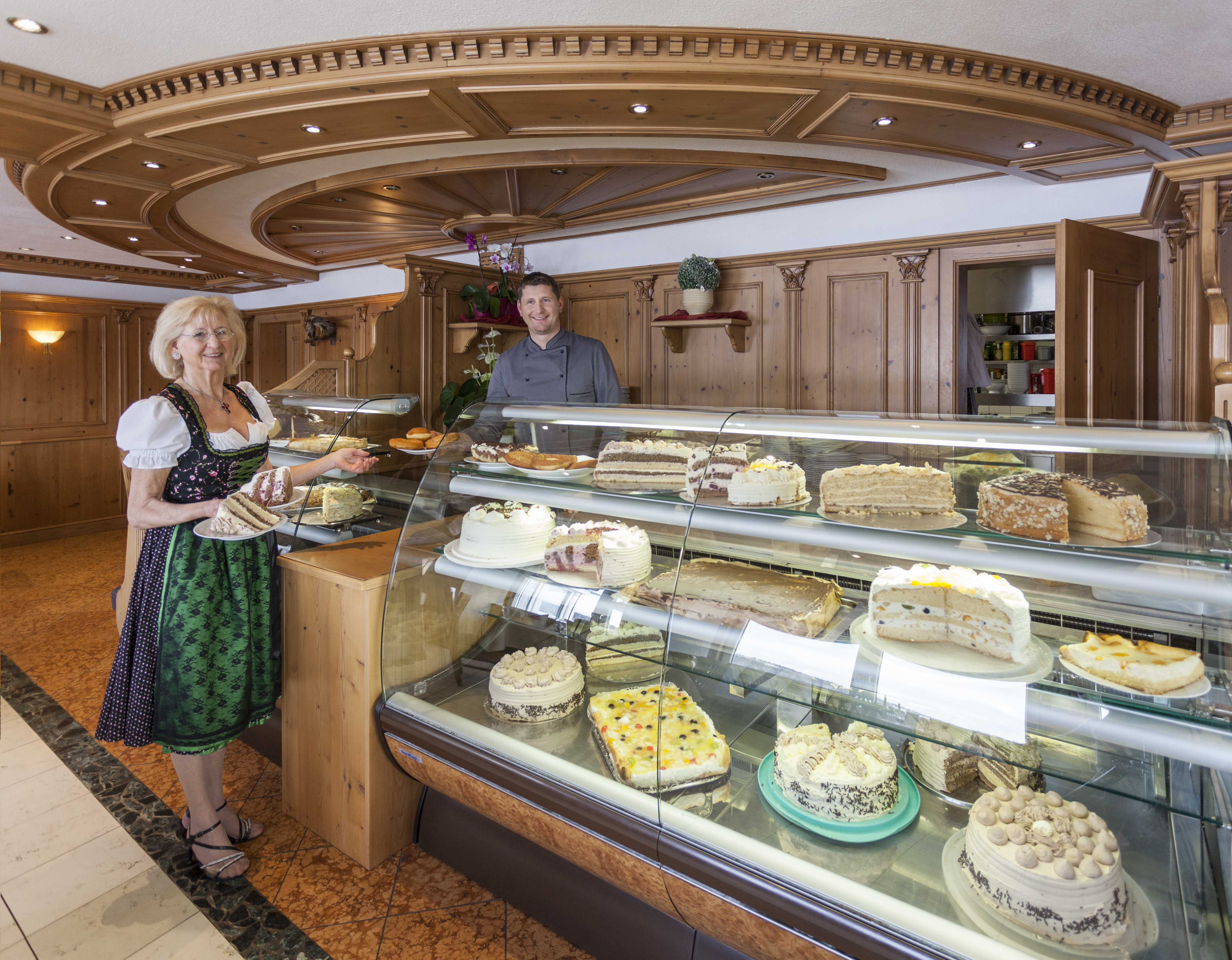 Pensionen - weitere Verpflegungsmöglichkeiten: Nachmittagskaffee - Deutschland - Lassen Sie sich verwöhnen von täglich guter bayerischer Küche,
in neu renovierten Gasträumen, mit
 Spezialitäten aus der Pfanne, sowie eine große
 Auswahl unserer bekannten Kuchen und Torte.
 - Landgasthof-Pension Anni