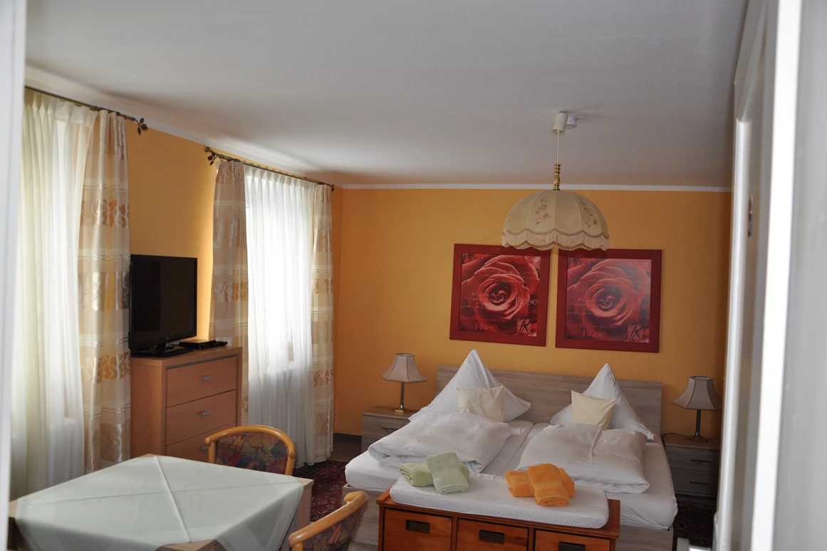 Frühstückspension: Gartenzimmer Nr. 5 ,   3- Bettzimmer - Haus Gertrud