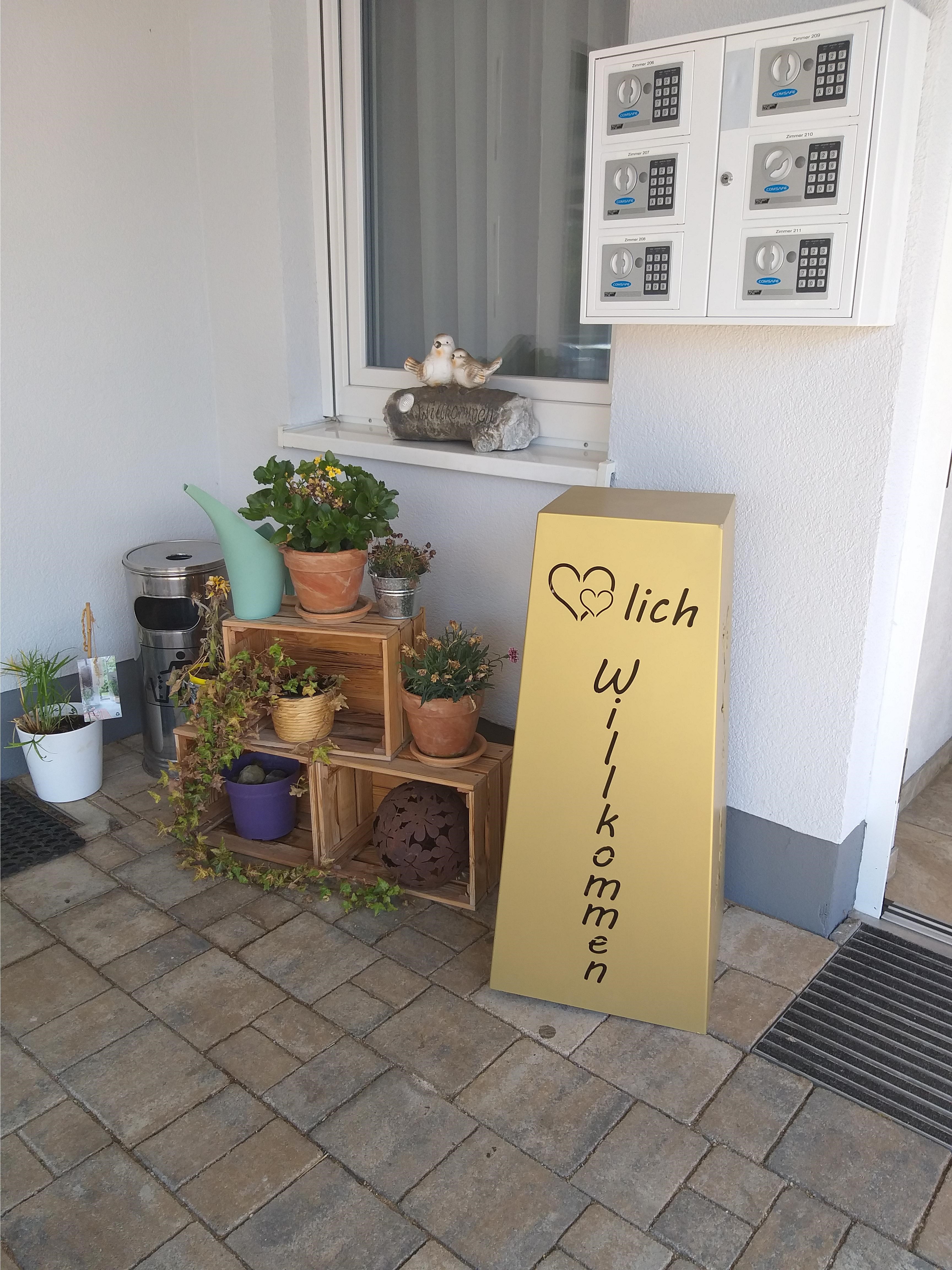 Pensionen - Parkplatz: kostenlos bei der Pension - Franken - Eingang Gästehaus 2 - Gästehaus Estenfeld