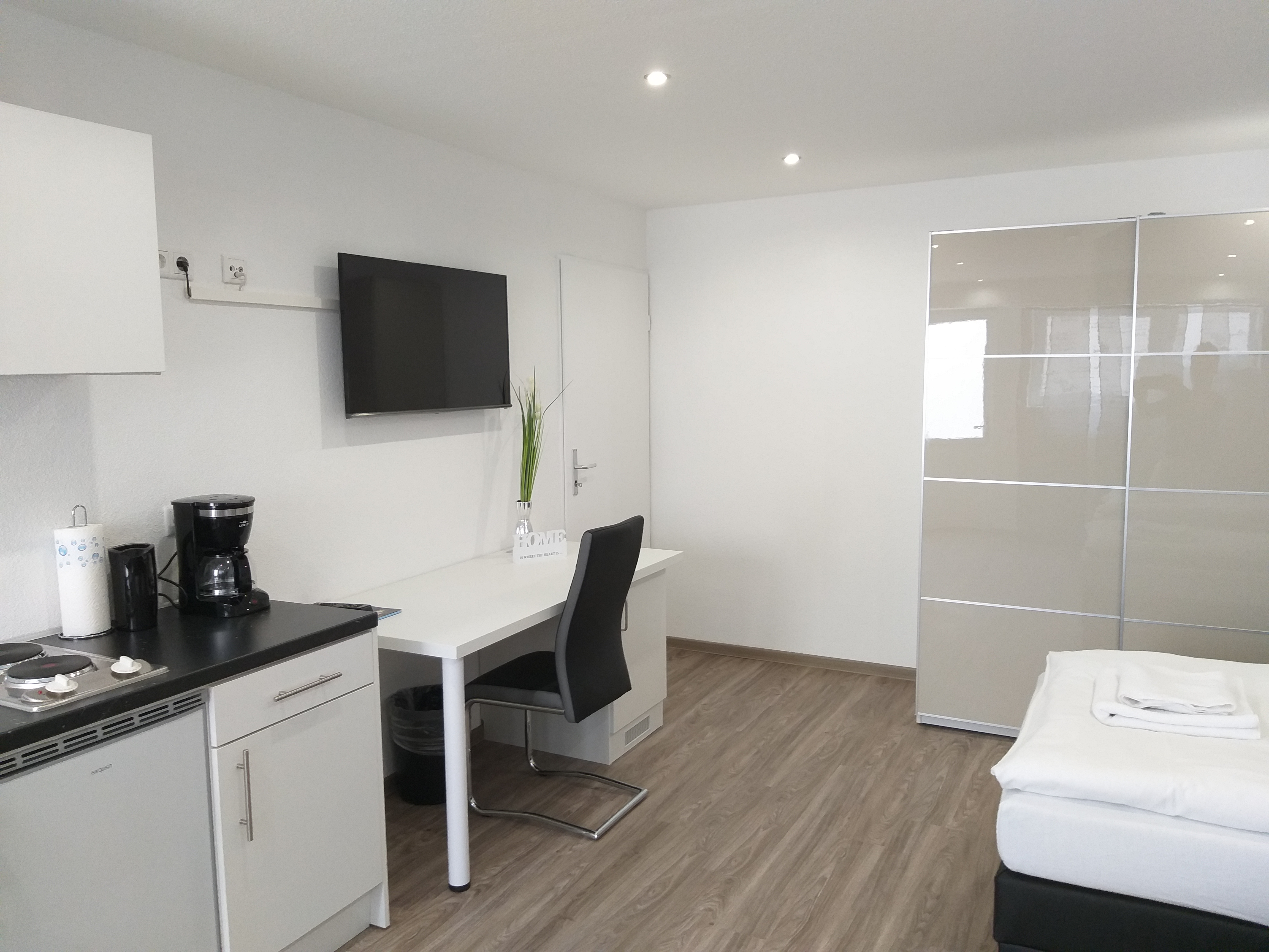 Pensionen - Parkplatz: kostenlos bei der Pension - Franken - Doppelzimmer mit Einbauküche - Gästehaus Estenfeld