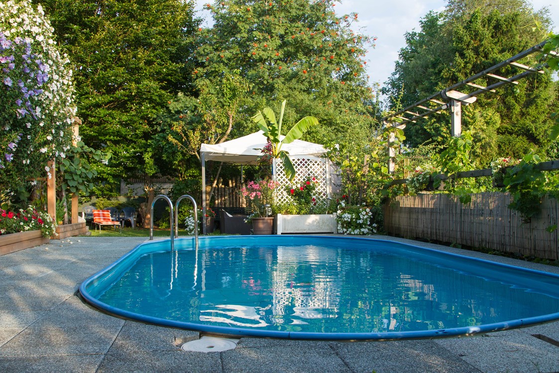 Frühstückspension: Unser Pool im august 2019 - Gästehaus Heidi - Ihr Gästehaus mit Herz und Flair