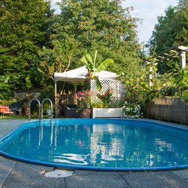 Frühstückspension: Unser Pool im august 2019 - Gästehaus Heidi - Ihr Gästehaus mit Herz und Flair