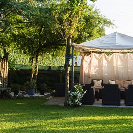 Frühstückspension: Unser Pavillon im august 2019 in der Abendsonne - Gästehaus Heidi - Ihr Gästehaus mit Herz und Flair