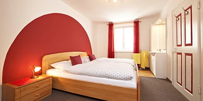 Pensionen - Parkplatz: kostenlos bei der Pension - Seefeld in Tirol - Junior-Suite Dreitorspitze - Schlafzimmer 2 - Gästehaus im Winkel