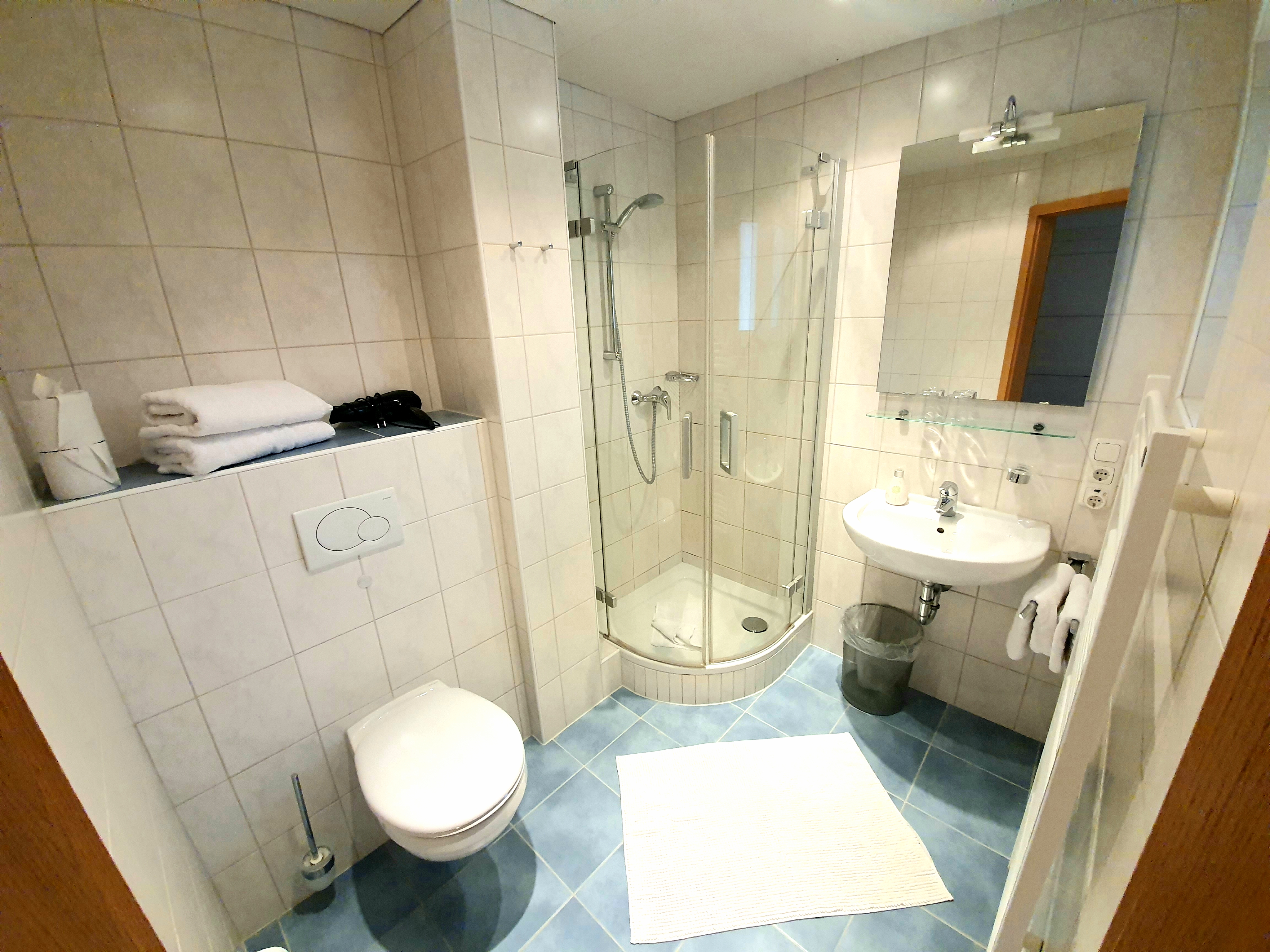 Pensionen - Parkplatz: kostenlos bei der Pension - Zugspitze - Beispielfoto Badezimmer - Gästehaus Alpenkranz