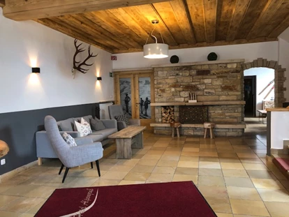 Pensionen - Parkplatz: kostenlos bei der Pension - Seefeld in Tirol - Empfangshalle mit offenem Kamin - Hotel Garni Alpengruß