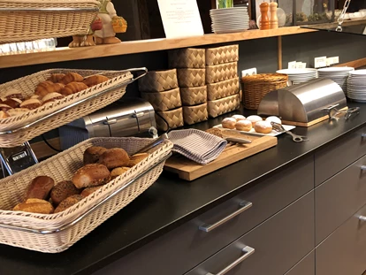 Pensionen - Parkplatz: kostenlos bei der Pension - Seefeld in Tirol - Frühstücksbuffet - Hotel Garni Alpengruß