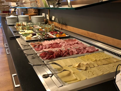 Pensionen - Parkplatz: kostenlos bei der Pension - Seefeld in Tirol - Frühstücksbuffet - Hotel Garni Alpengruß