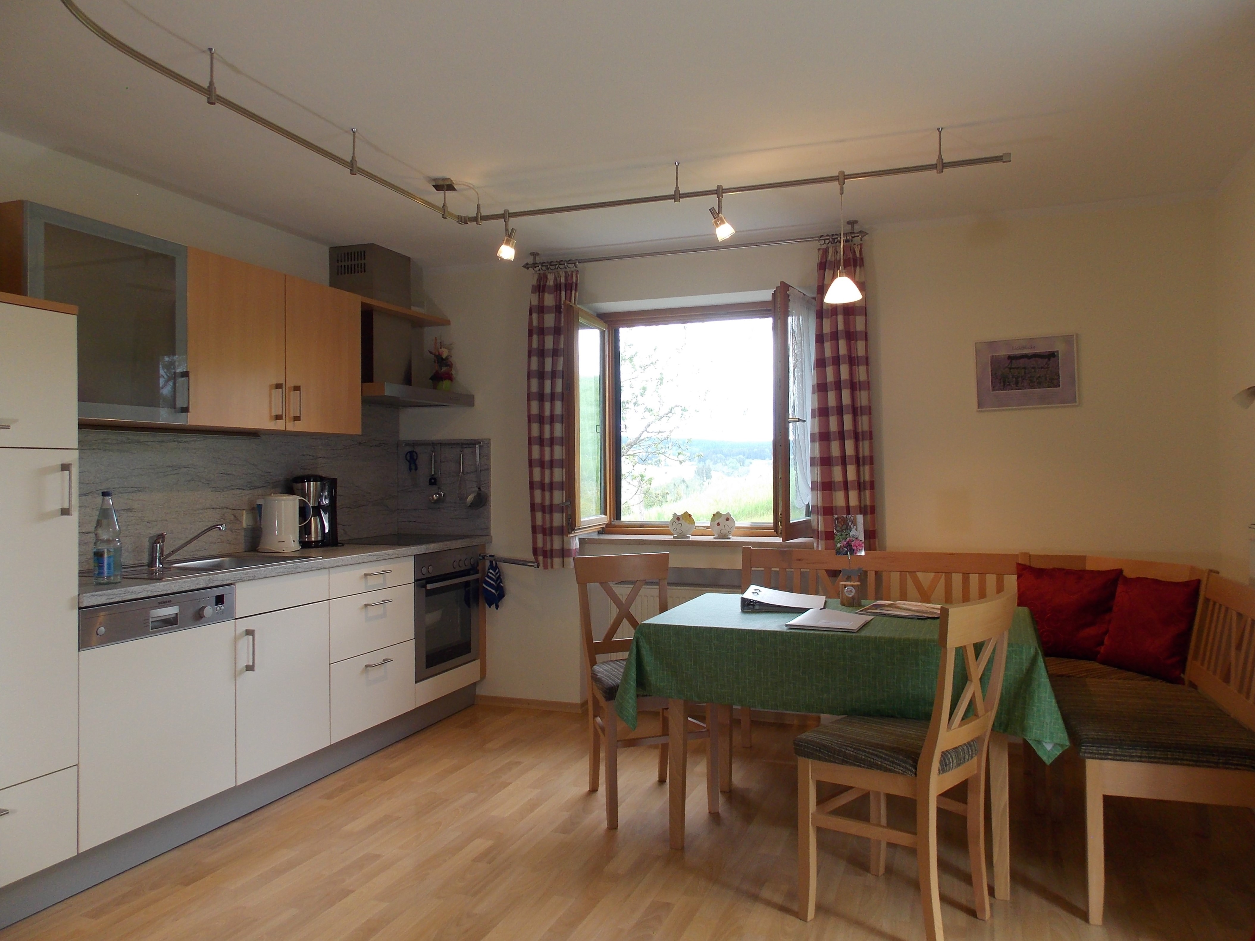Frühstückspension: Bauernhof Hefele: Ferienwohnung Hopfensee Kueche - Ferienhof Hefele