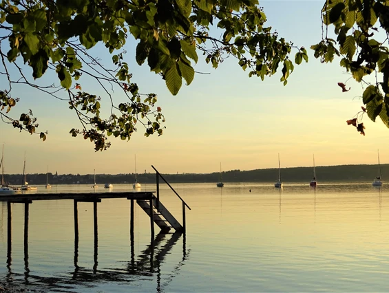 Frühstückspension:  In etwa 3 Gehminuten erreichen Sie den Ammersee - Pension Waldeck