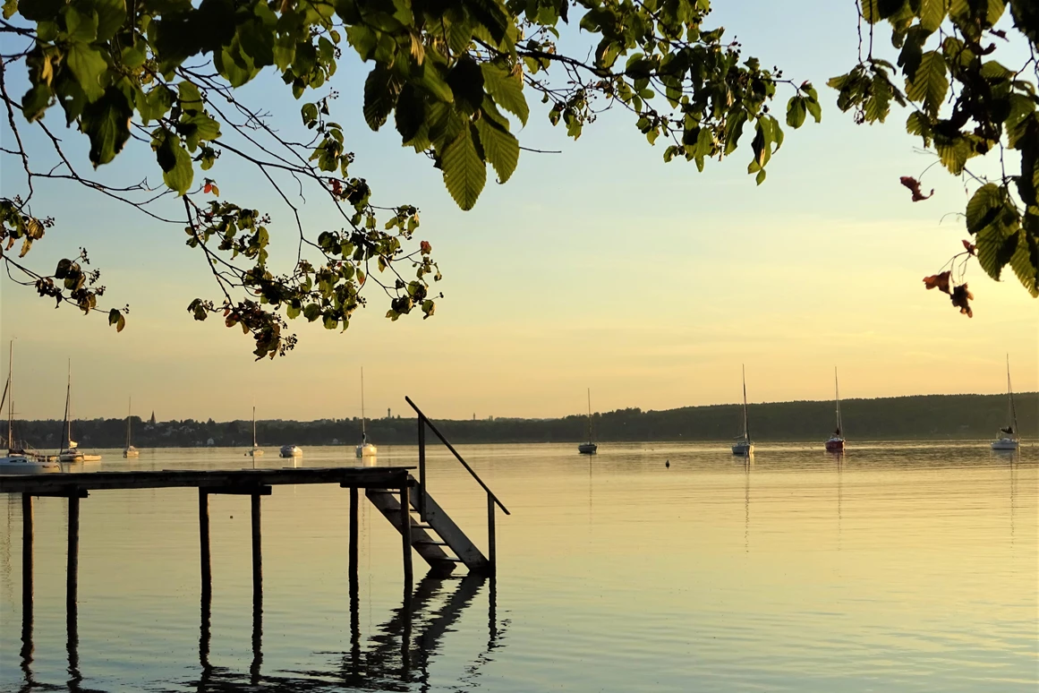 Frühstückspension:  In etwa 3 Gehminuten erreichen Sie den Ammersee - Pension Waldeck