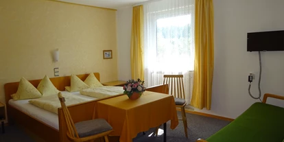 Pensionen - Ammersee - Doppelzimmer mit Blick in den Garten, ruhig gelegen mit Dusche, WC und Fernseher. - Pension Waldeck