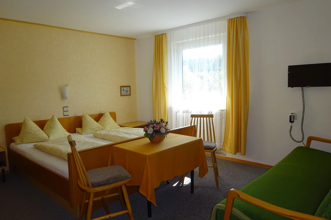 Frühstückspension: Doppelzimmer mit Blick in den Garten, ruhig gelegen mit Dusche, WC und Fernseher. - Pension Waldeck