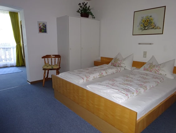 Frühstückspension: Doppelzimmer mit Südbalkon und Blick ins Grüne, ruhige Lage,
mit Dusche, WC, Fernseher und Radiowecker. - Pension Waldeck