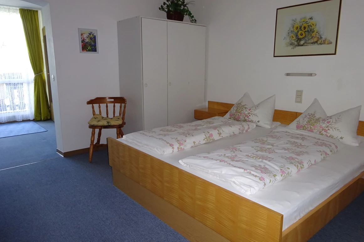 Frühstückspension: Doppelzimmer mit Südbalkon und Blick ins Grüne, ruhige Lage,
mit Dusche, WC, Fernseher und Radiowecker. - Pension Waldeck