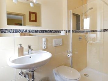 Pension Mainsommer Zimmerkategorien Bad mit Dusche und WC